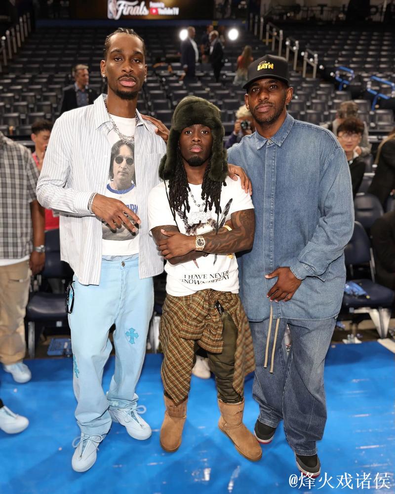 保罗和帕克场边观战,炮哥跟文班亚马开心拥抱 保罗和帕克场边观战,炮哥跟文班亚马开心拥抱