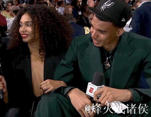 保罗和帕克场边观战,炮哥跟文班亚马开心拥抱 保罗和帕克场边观战,炮哥跟文班亚马开心拥抱