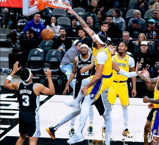 浓眉缺阵詹姆斯空砍39+7+6 湖人不敌灰熊吞两连败