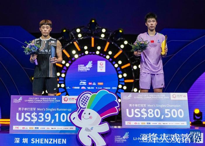 翁泓阳直落两局击败朱轩辰 摘得全运会羽毛球男单冠军 翁泓阳直落两局击败朱轩辰 摘得全运会羽毛球男单冠军